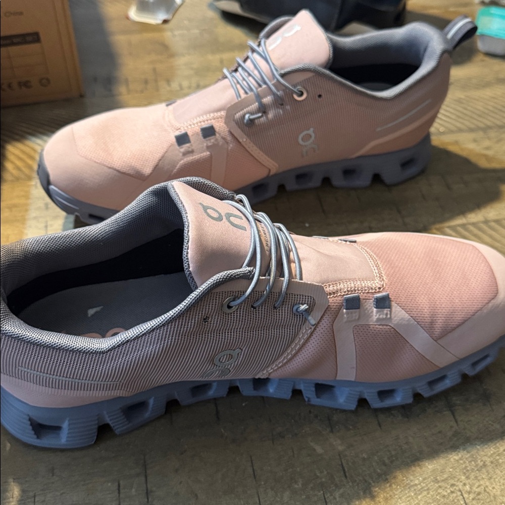 Sneaker
On Cloud 5 Waterproof Sneaker Damen rose-fossil
 Size 11 - Picture 5 of 6